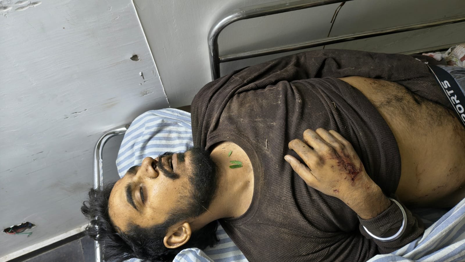 मेरठ में भीषण सड़क हादसा: सकौती फ्लाईओवर पर डिवाइडर से टकराई तेज रफ्तार कार, 3 की मौत, 1 गंभीर