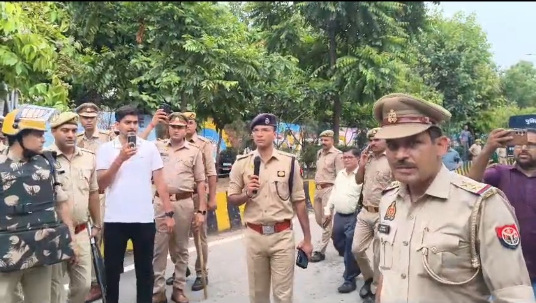 मेरठ कलेक्ट्रेट के बाहर बवाल, न्याय की मांग पर लाठीचार्ज!