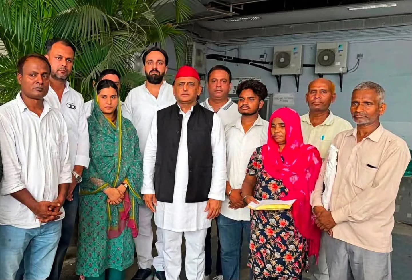 मेरठ: ललिता गौतम हत्याकांड में सियासत तेज, अखिलेश यादव ने पीड़ित परिवार से की मुलाकात