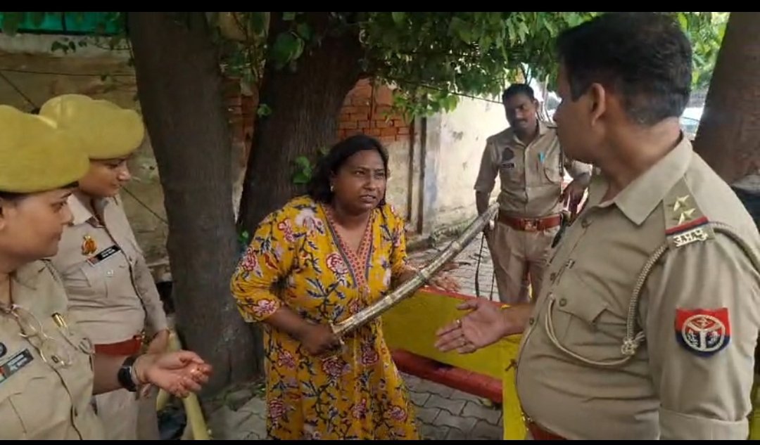 UGC बिल के विरोध में महिला का प्रदर्शन, कमिश्नरी चौराहे पर तलवार लेकर पहुंची