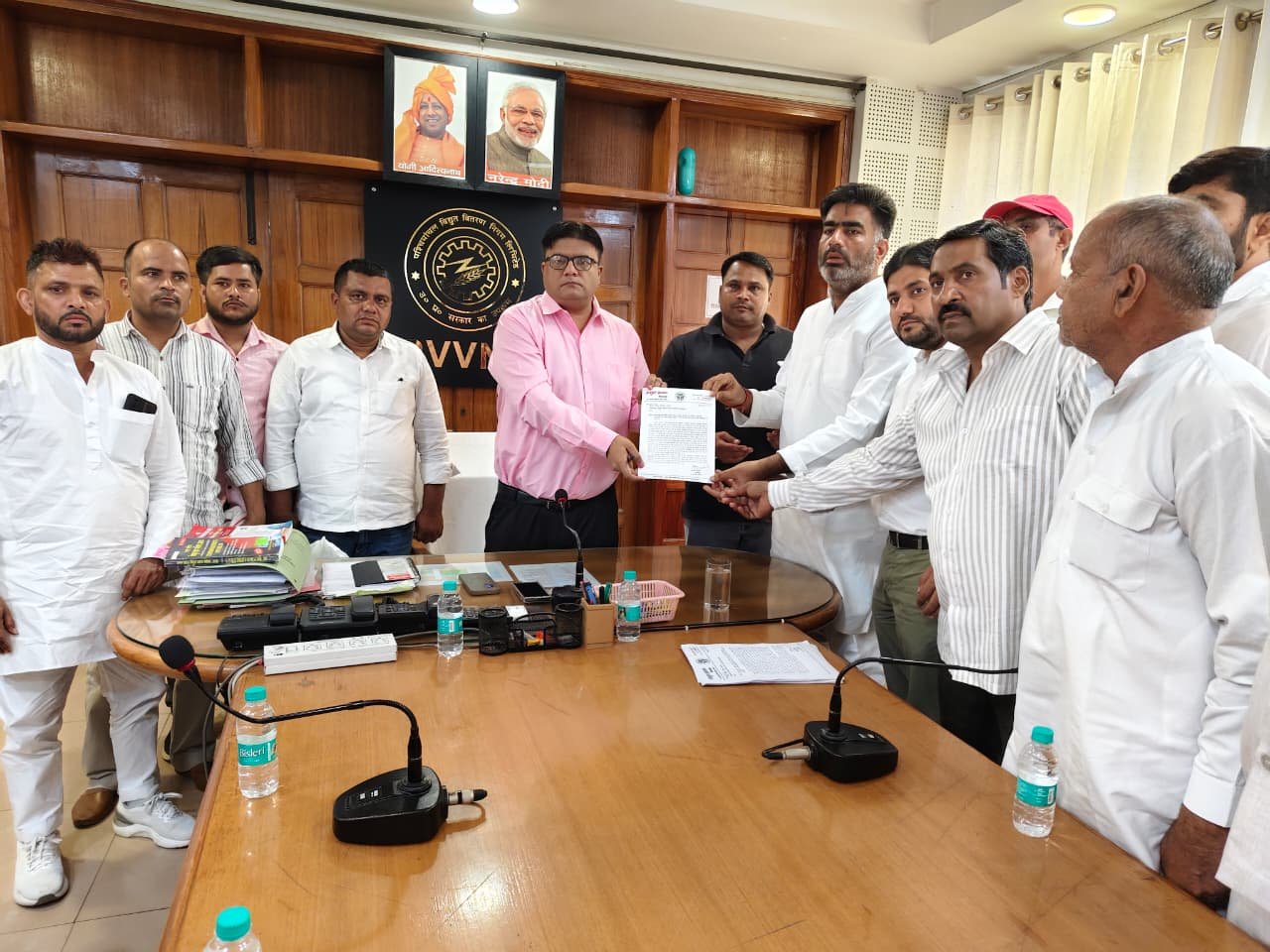बिजली संकट पर विधायक अतुल प्रधान का PVVNL को ज्ञापन, किसानों और आमजन को राहत देने की मांग