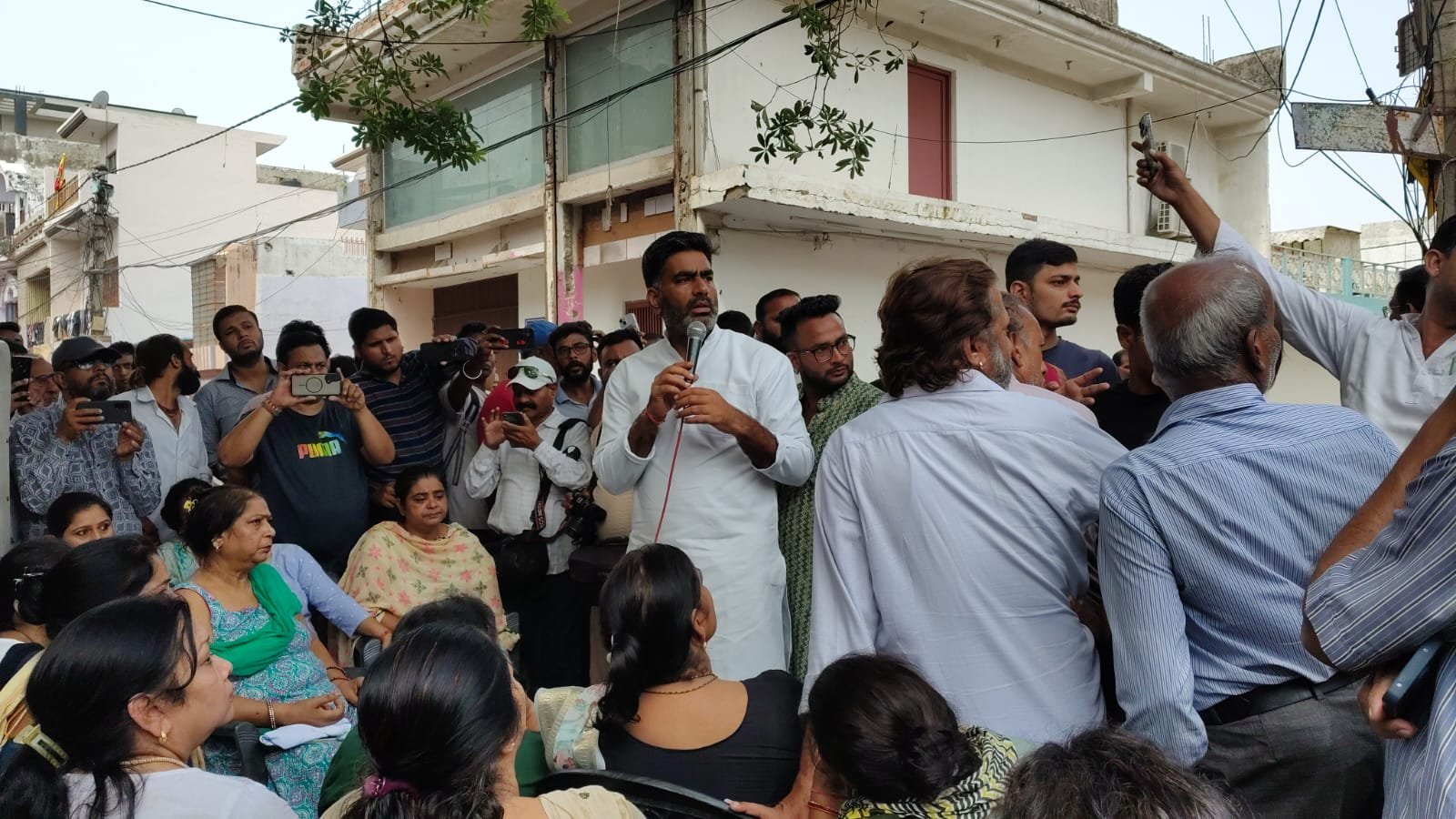 शास्त्रीनगर सेंट्रल मार्केट पहुंचे सपा विधायक अतुल प्रधान, आंदोलनरत व्यापारियों से की मुलाकात