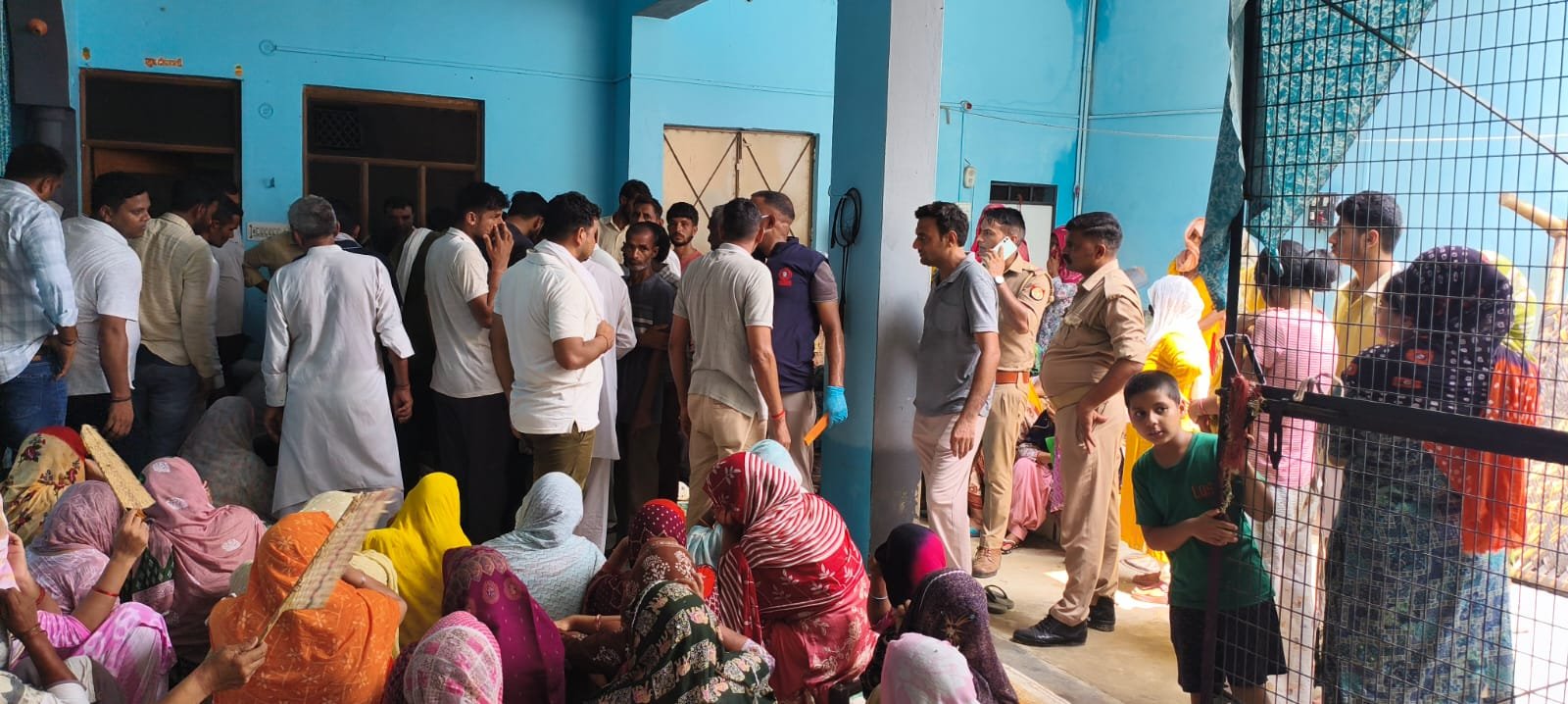 हस्तिनापुर में स्कूल संचालक की संदिग्ध मौत, बिस्तर में मिला सांप