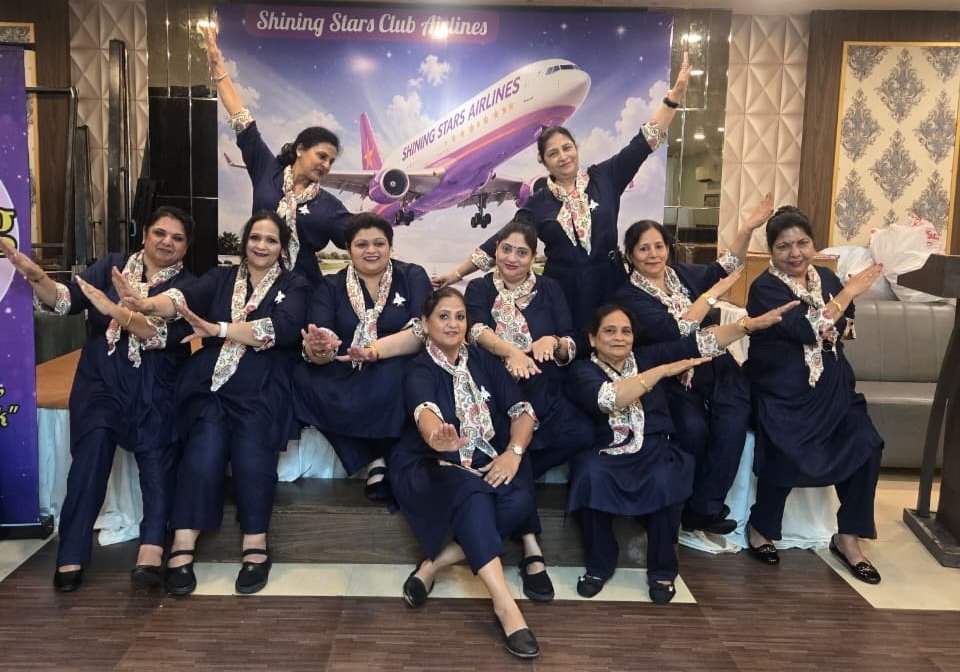 शाइनिंग स्टार्स क्लब की मासिक सभा में 'उड़ान खुशियों की' थीम पर महिलाओं ने किया जमकर मनोरंजन