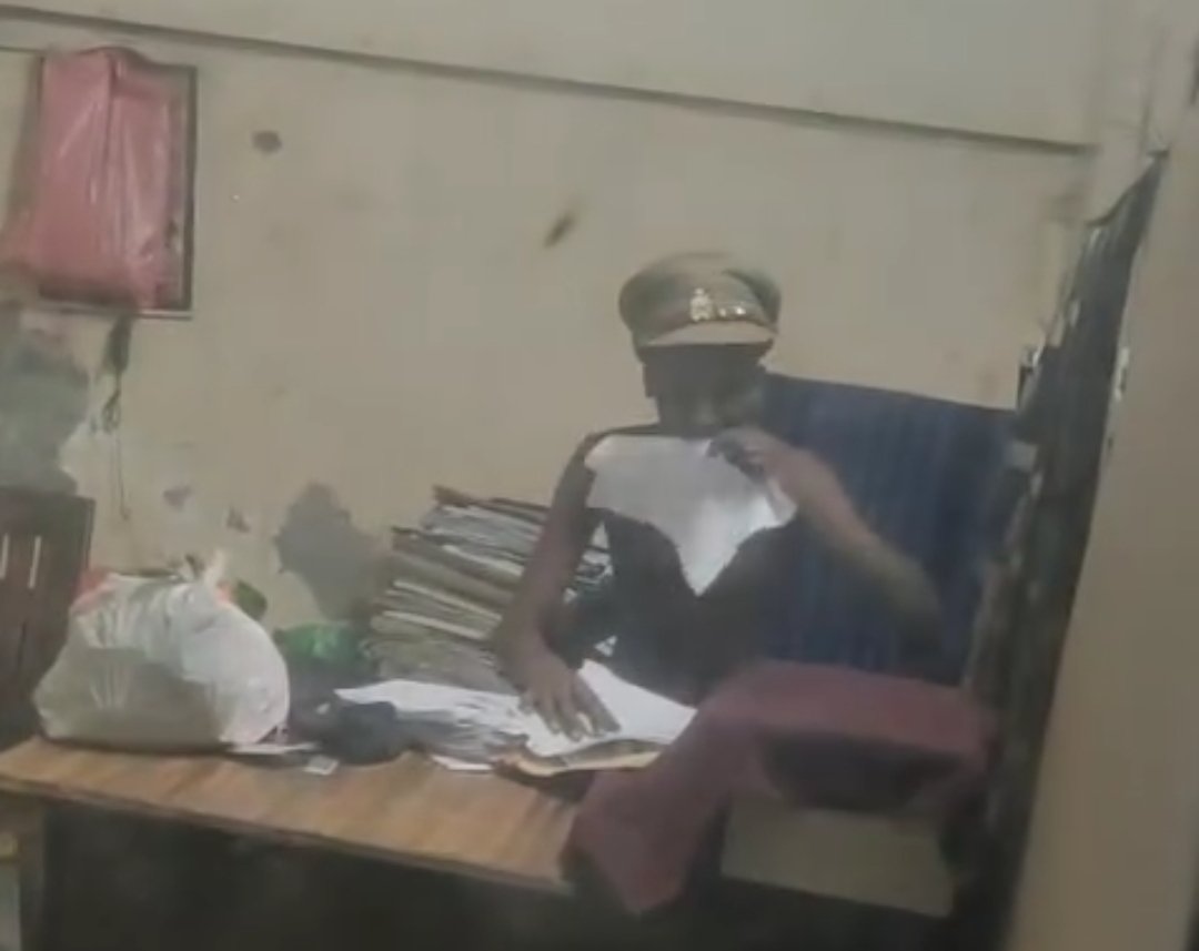 शराबी का पुलिस चौकी में हाई-वोल्टेज ड्रामा, दरोगा की टोपी पहनकर मचाया उत्पात, सरकारी रिकॉर्ड फाड़े