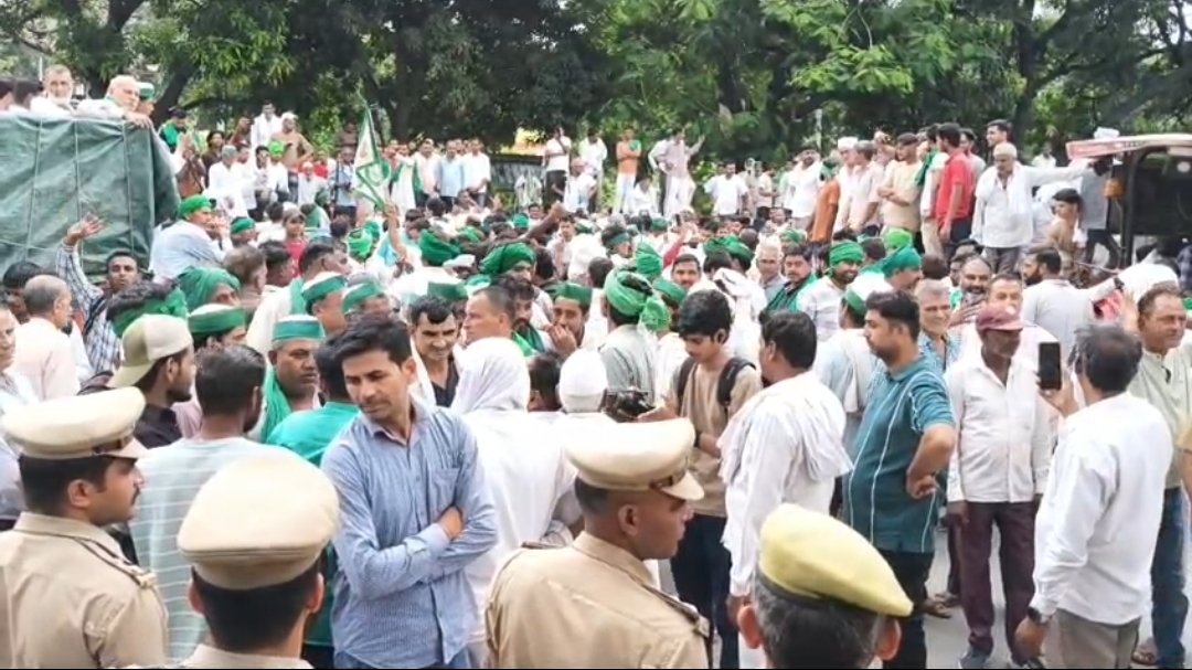 ट्रैक्टर-ट्रॉली और हुक्के के साथ कमिश्नरी पहुंचे भाकियू टिकैत के किसान, सरकार के खिलाफ खोला मोर्चा