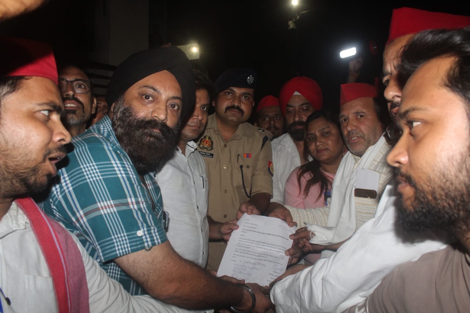 अखिलेश यादव की गिरफ्तारी के विरोध में समाजवादी पार्टी का ज्ञापन, राष्ट्रपति से निष्पक्ष जांच की मांग