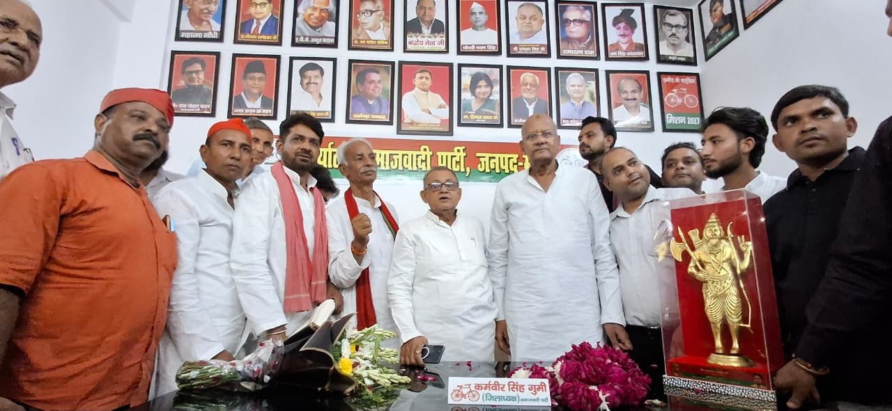 मेरठ पहुंचे बलिया से समाजवादी पार्टी के सांसद सनातन पांडेय, सीपी शर्मा ने किया जोरदार स्वागत