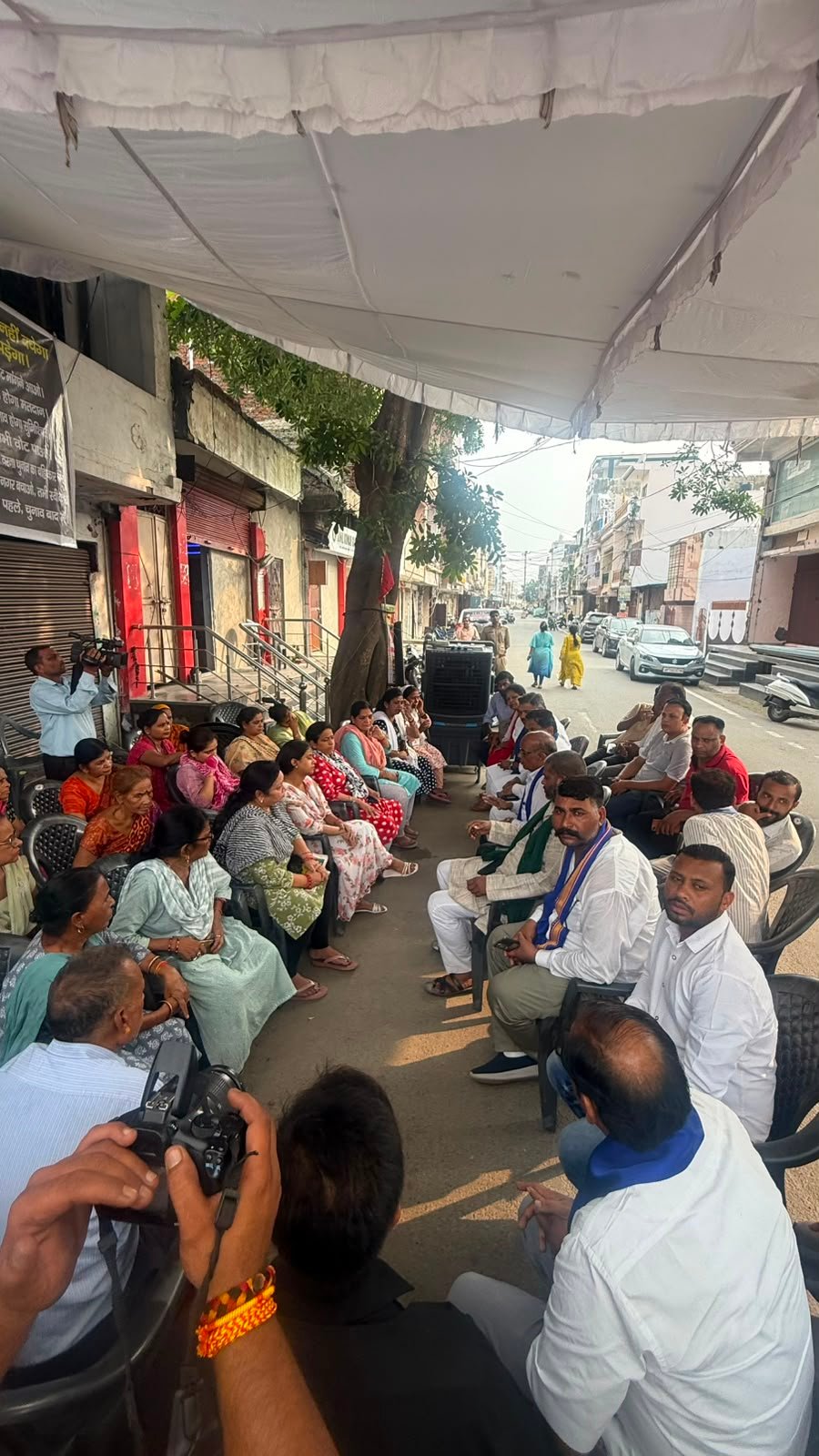 सेंट्रल मार्केट में महिलाओं के धरने में पहुंची आज़ाद समाज पार्टी, सांसद चंद्रशेखर आज़ाद तक पहुंचाई मांगें।