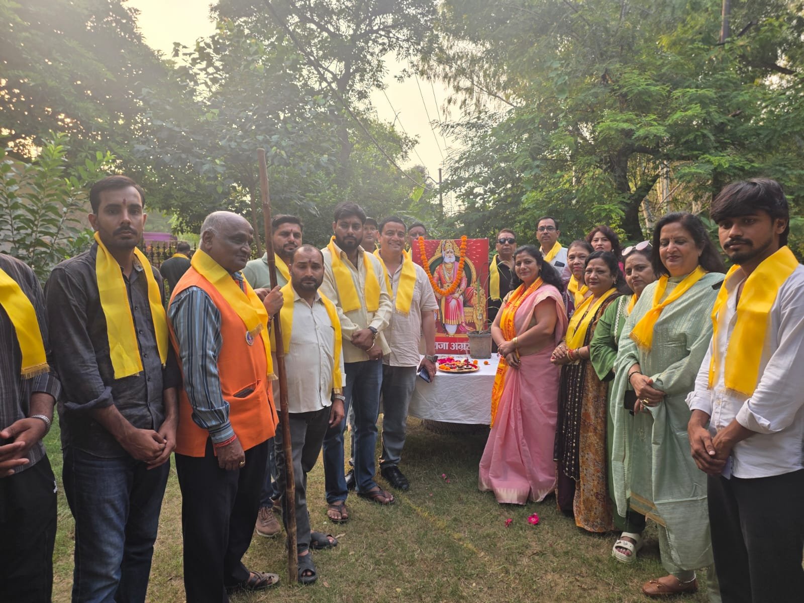 महाराजा अग्रसेन जयंती पर बांटे फल और मिठाई, जरूरतमंदों की मदद कर दिया सामाजिक एकता का संदेश